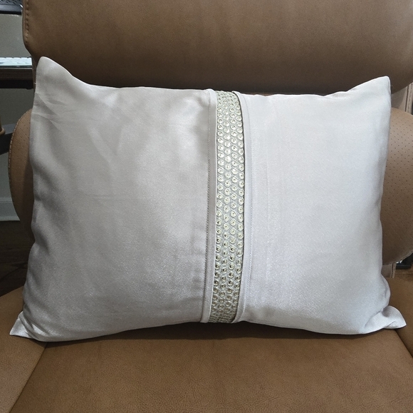 ⭐️40% Off⭐ Calvin Klein Smoke Champagne Mirrored Ribbon Deco 12"x16" Pillow - Picture 3 of 9